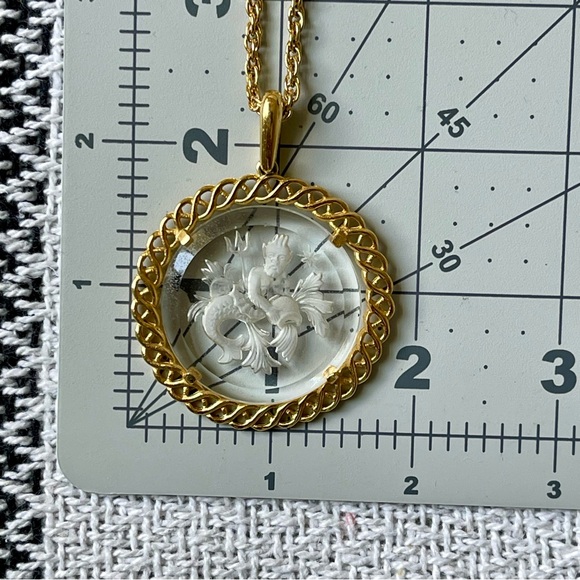 TRIFARI | VTG | NEPTUNE POSEIDON Intaglio Pendant Gold Tone 20" Necklace - Picture 3 of 11